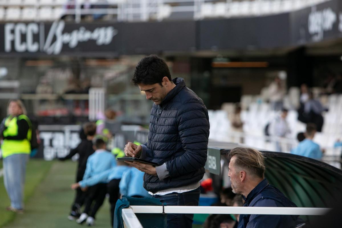 Íñigo Vélez consulta una tablet durante el encuentro frente al Sanluqueño en el Cartagonova.