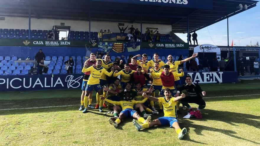 El Orihuela hace equilibrios para mantener su pelea por el ascenso y el sueño copero