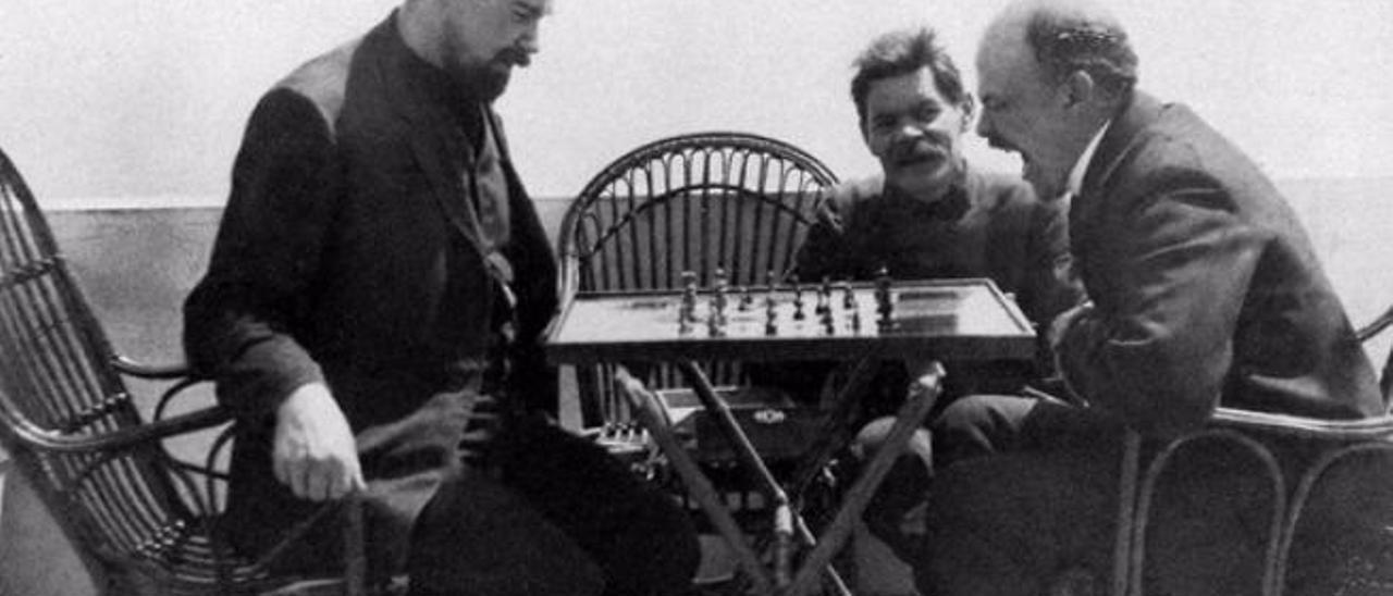 Lenin, a la derecha, durante una partida de ajedrez en presencia de Máximo Gorki, en la isla de Capri, en el año 1908.