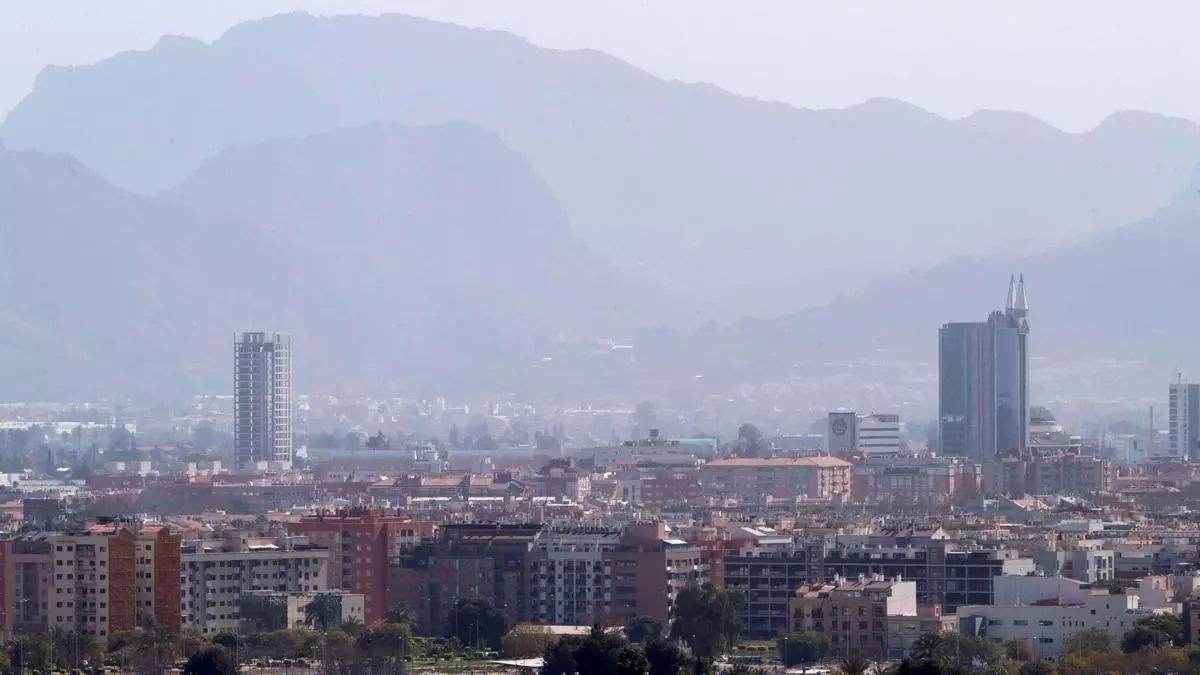Un episodio de contaminación del aire sobre la ciudad de Murcia.