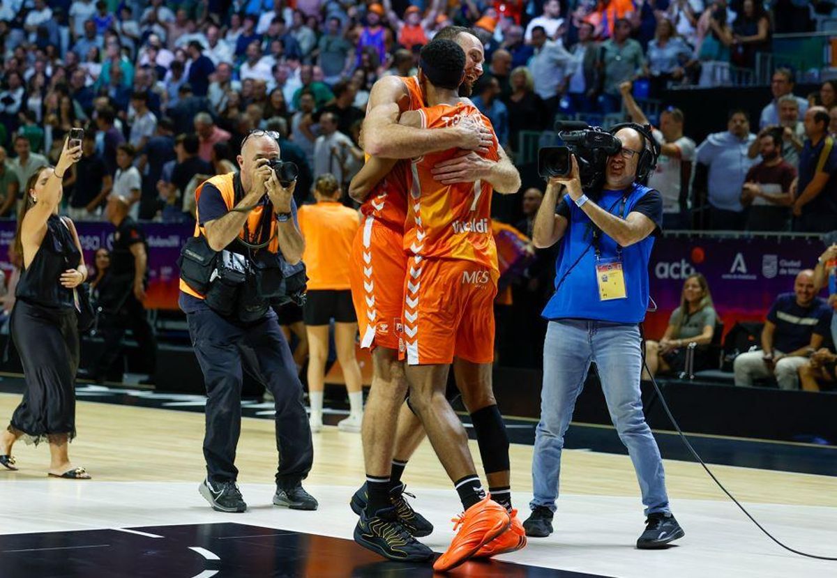 MÃLAGA, 28/09/2025.- Los jugadores del Valencia Basket celebran la victoria sobre el Real Madrid en el partido de la final de la Supercopa Endesa, este domingo en MÃ¡laga. EFE/Jorge Zapata