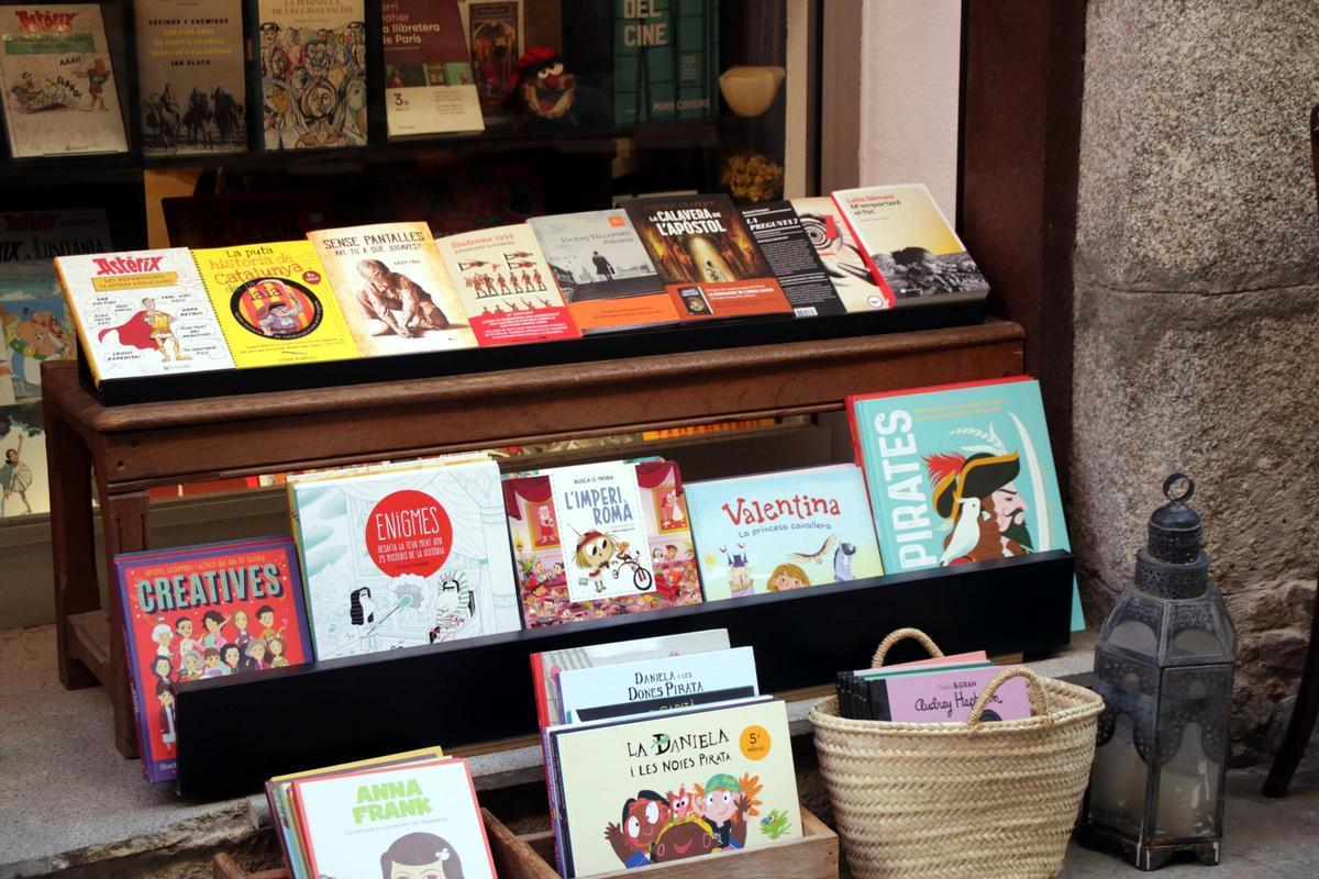 Llibres exposats a l'exterior d'una llibreria