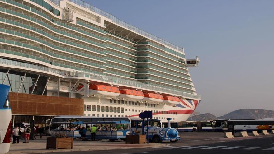 Récord: Llega al puerto el mayor crucero de la historia de Alicante