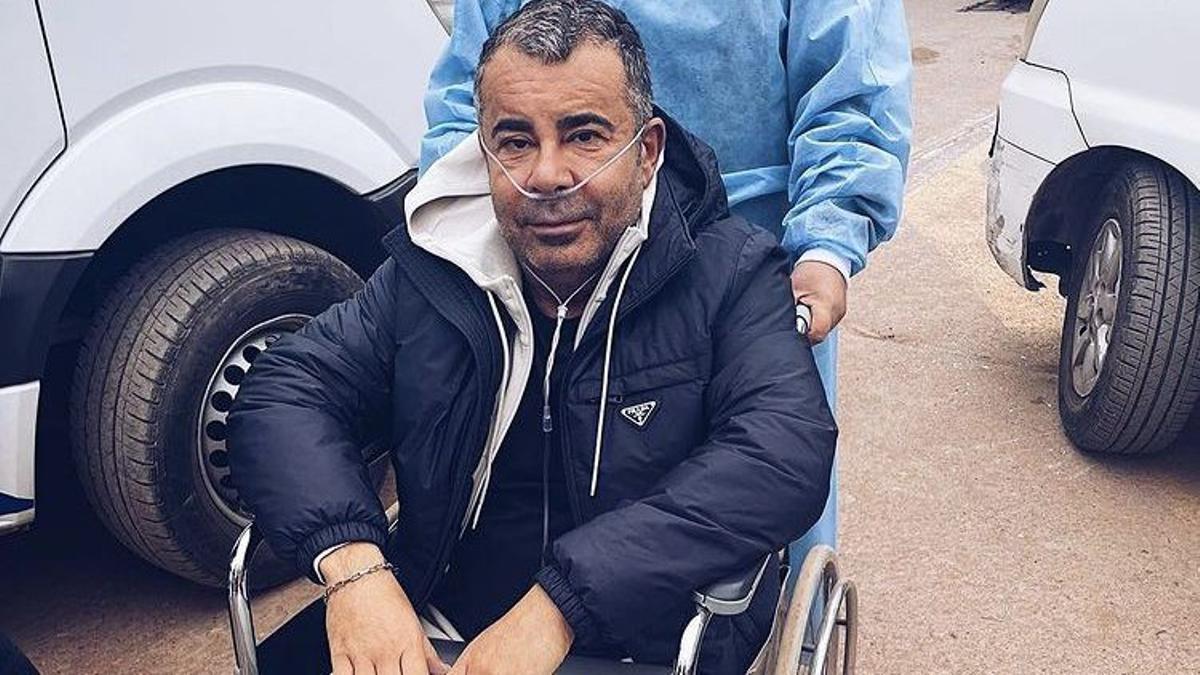 Jorge Javier Vázquez, en una silla de ruedas y con una vía de oxígeno durante su viaje a Perú, tras ser hospitalizado en agosto 2022