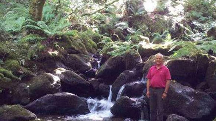 El presidente de la comunidad de montes de Parada de Achas,  César Estévez, en medio del río Calvo casi seco.  // D.P.