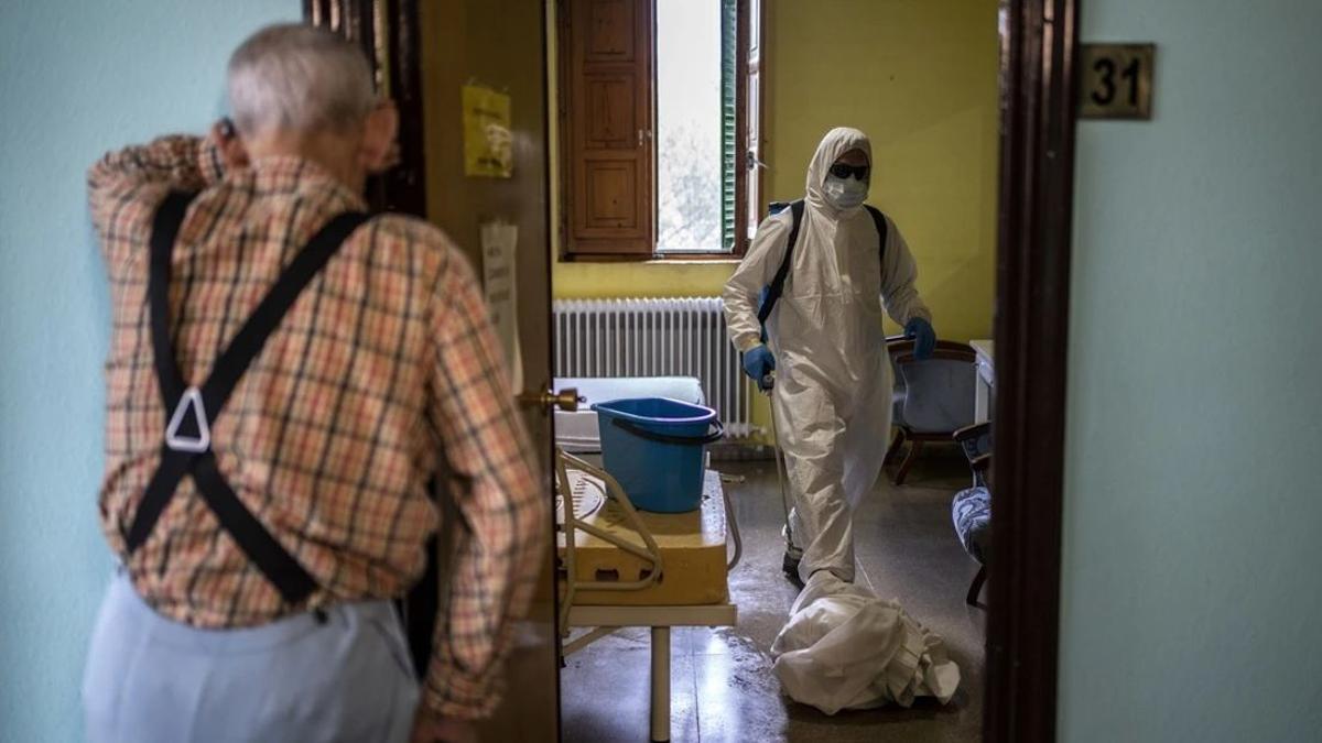 Un anciano contempla en una residencia la actuación del personal sanitario. // Médicos Sin Fronteras18/08/2020 Un anciano contempla en una residencia la actuación del personal sanitario. ESPAÑA EUROPA MADRID SOCIEDAD MEDICOS SIN FRONTERAS