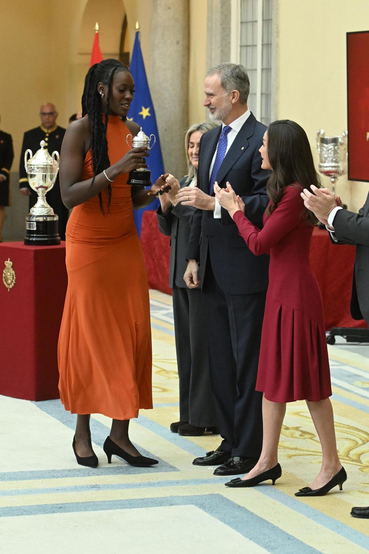 Momento en el que la jugadora de Santa Pola recibe el premio de manos de los Reyes de España.