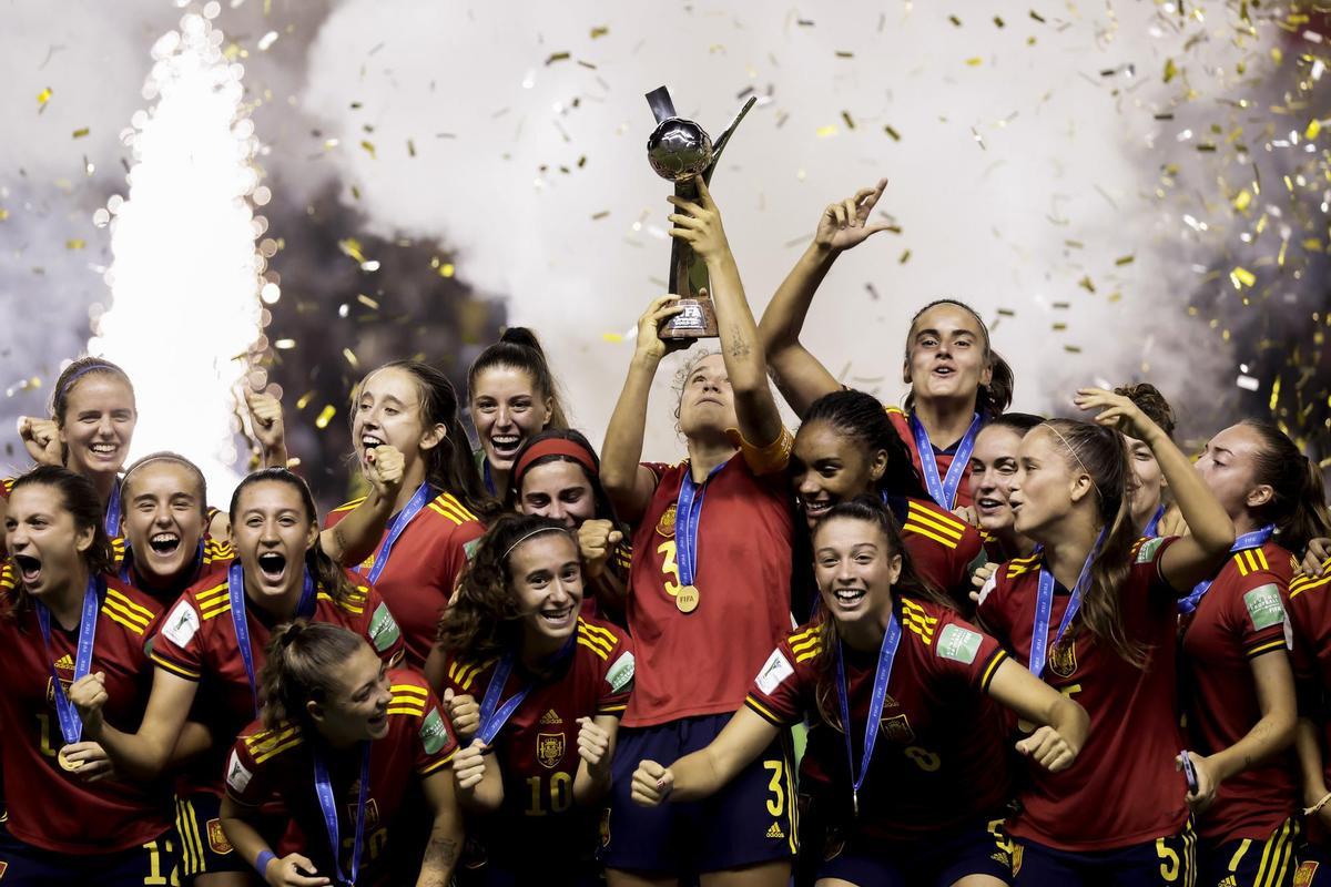 AMDEP6021. SAN JOSÉ (COSTA RICA), 28/08/2022.- Jugadoras de España celebran con el trofeo al ganar la Copa Mundial Femenina Sub-20 luego de vencer a Japón hoy, en el estadio Nacional en San José (Costa Rica). EFE/Jeffrey Arguedas