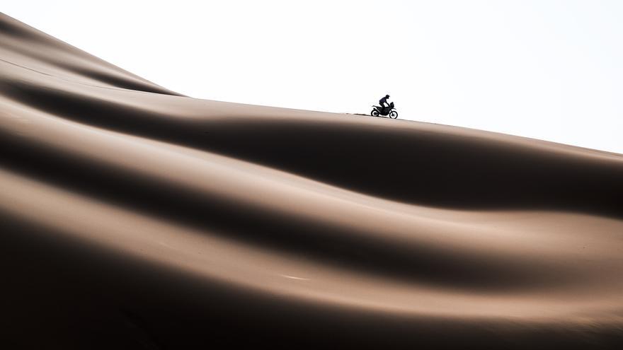 El poleso Charly López, único fotógrafo oficial del rally Dakar, llega a realizar 800 instantáneas diarias de la prueba