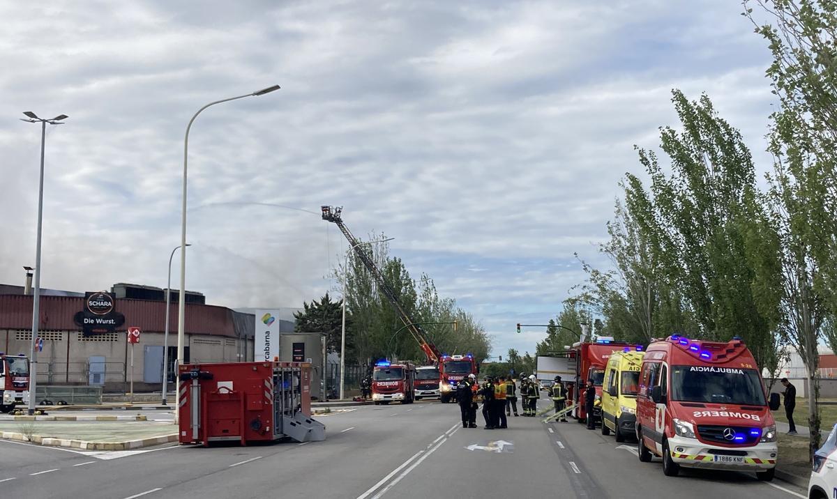 Incendio en la nave de la empresa cárnica Schara en Mercabarna.