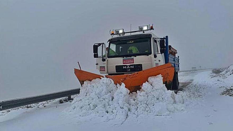 La máquina quitanieves de la Diputación despeja la nieve en el alto de Vizcodillo.