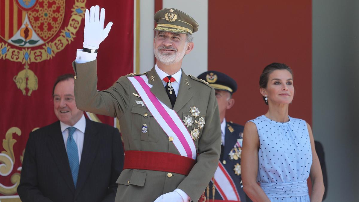 El rey Felipe VI saluda al público que asistió al desfile de las Fuerzas Armadas en Huesca este año