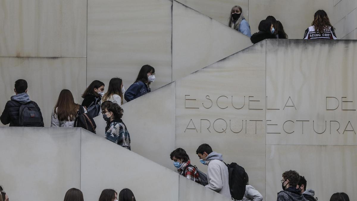 Varios estudiantes acuden a clases en una facultad de la Universidad de Valencia.