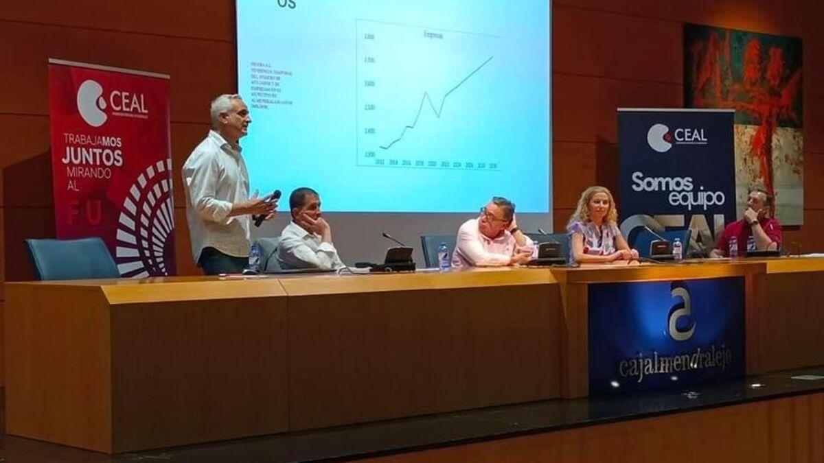 Pedro Rivero explica las conclusiones en el Foro Económico y Social en Cajalmendralejo.