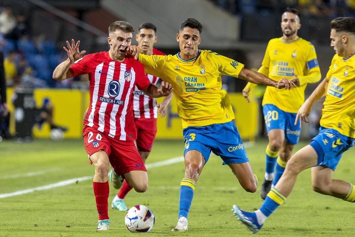 Sergi Cardona frena el avance de Barrios, en el Gran Canaria, en el duelo ante el Atlético de Madrid.