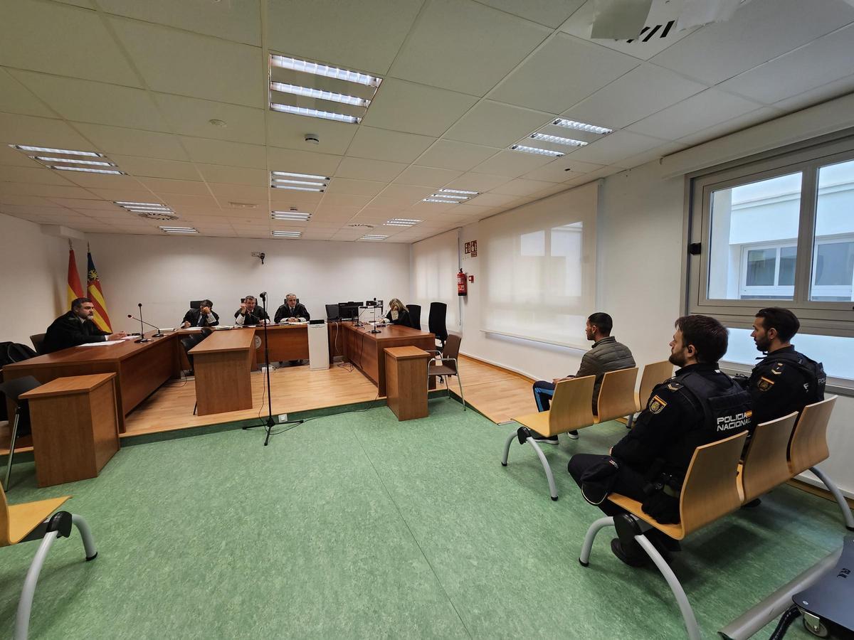 Un momento del juicio en la Audiencia de Alicante al acusado de pilotar una patera.