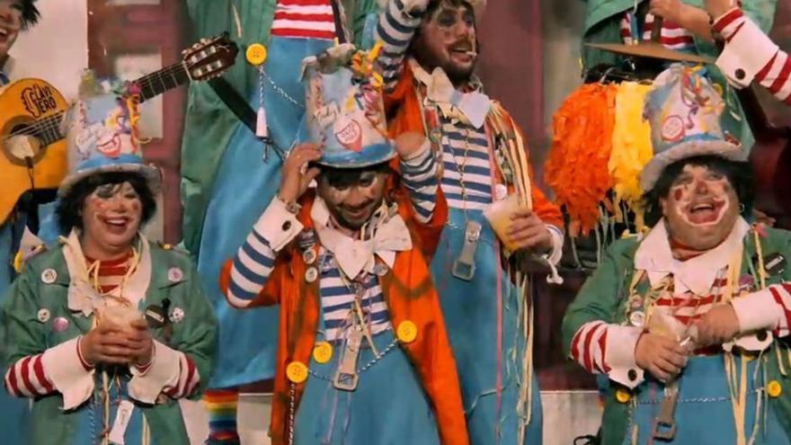 Una de las actuaciones en la final del concurso en el Teatro Falla de Cádiz.