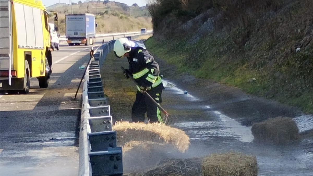 Limpieza de los restos dejados en la autovía en Canero, el 29 de enero.