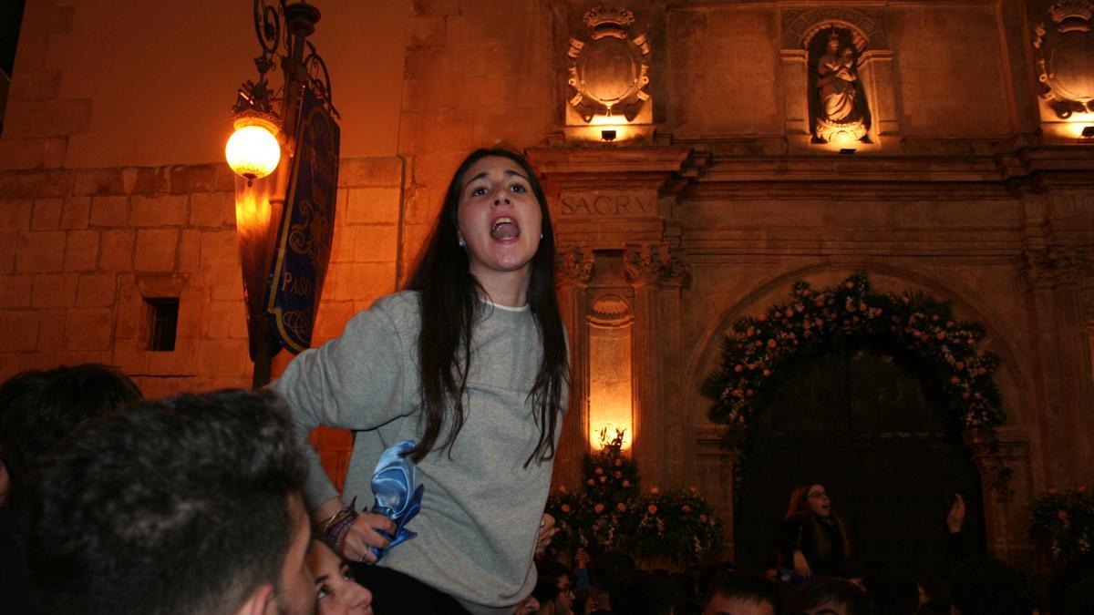 Una joven azul grita vivas a la Virgen durante la Serenata a la Dolorosa, este viernes.