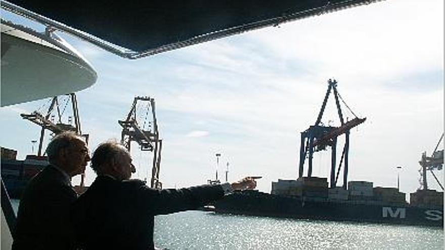 visita portuaria. Rafael Aznar (derecha) mostró ayer a Peralta las instalaciones del recinto portuario.