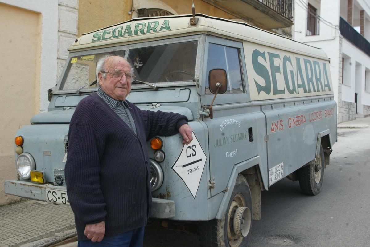 Julián Segarra Ortí, con la mítica furgoneta de reparto de la Destilería Segarra, en el Maestrat.
