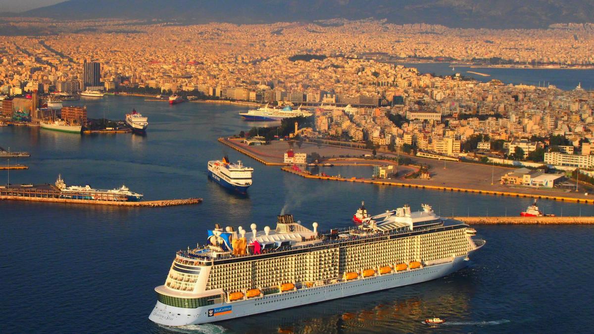 Un crucero llega al puerto de Atenas.