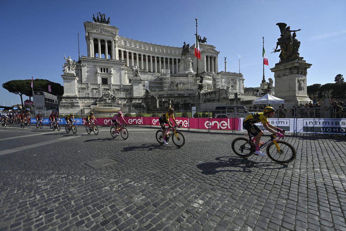 Rome (Italy), 28/05/2023.- Slovenian rider Primoz Roglic (C) of Jumbo-Visna Team during the 21st and last stage of the 2023 Giro d’Italia cycling race, over 126 km from Rome to Rome, in Rome, Italy, 28 May 2023. (Ciclismo, Italia, Eslovenia, Roma) EFE/EPA/Riccardo Antimiani