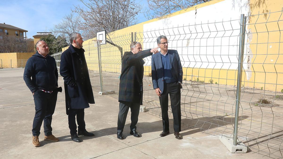 Salvador Fuentes, junto a los técnicos de Urbanismo y el responsable de la empresa, ante el muro precintado del CEIP Concepción Arenal.