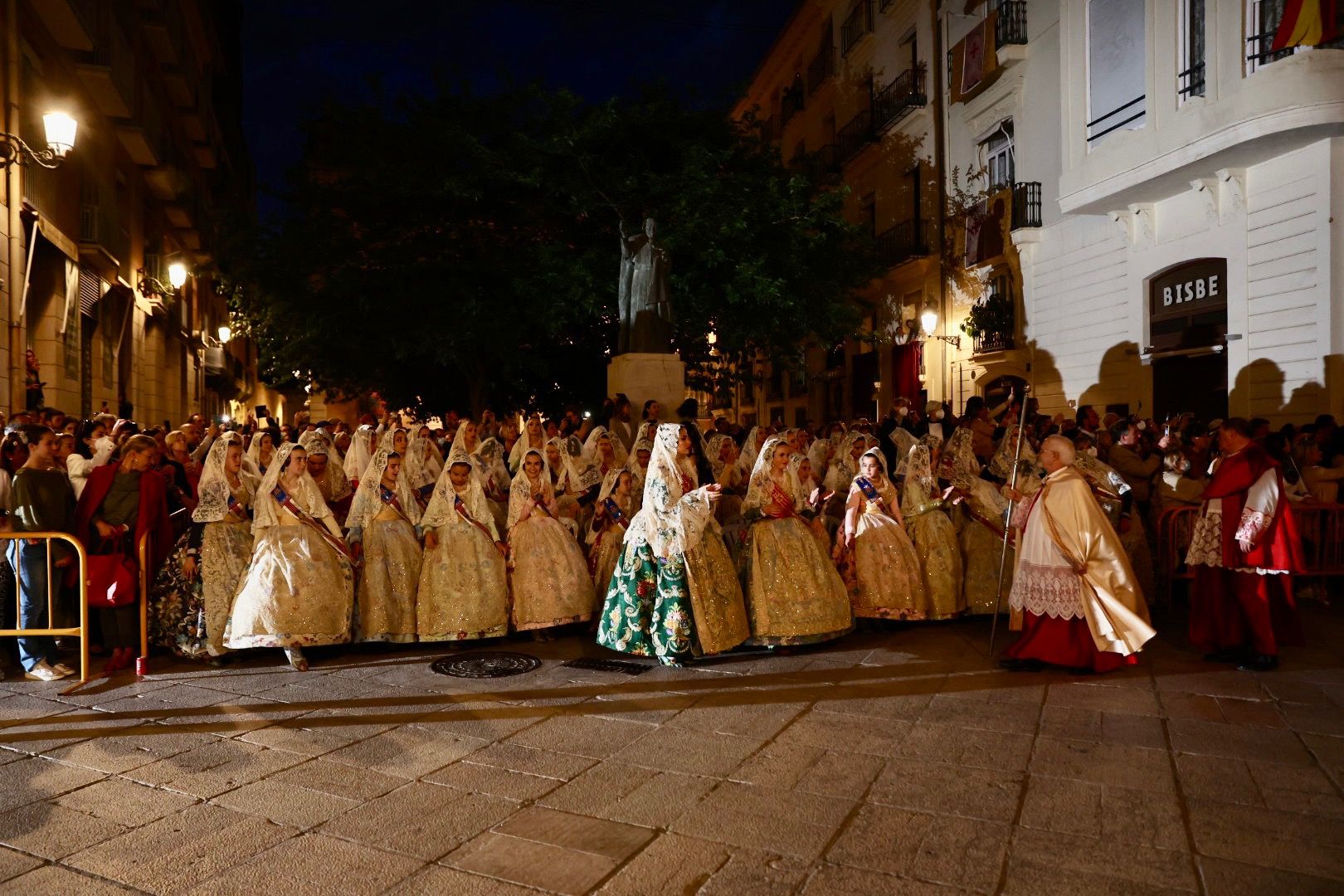 La fuerza de las Fallas en la Procesión de la Virgen (y IV, la comitiva oficial)