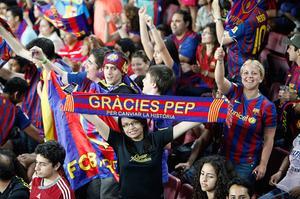 Seguidors del Barça, durant la festa que el club va organitzar al Camp Nou per celebrar la victòria en la final de la Copa del Rei aconseguida contra l’Athletic de Bilbao. Aquest ha estat l’últim títol aconseguit per Pep Guardiola en els quatre anys que ha estat l’entrenador de l’equip blaugrana.
