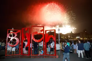 Gijón firma en pólvora la Noche de los Fuegos más potente: así se vistió de color el cielo de San Lorenzo, Poniente y el puerto