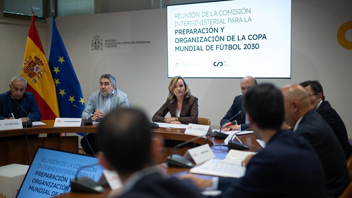 El presidente del Consejo Superior de Deportes, José Manuel Rodríguez Uribes; la ministra de Educación, Formación Profesional y Deportes, Pilar Alegría y el presidente de la Real Federación Española de Fútbol, Rafael Louzán, durante la primera reunión de la Comisión Interministerial para la preparación y organización del Mundial de Fútbol 2030, este miércoles.