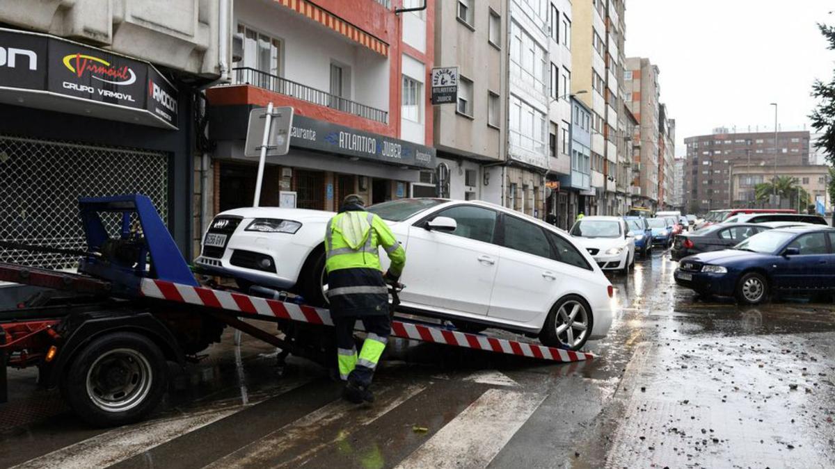 Retirada de un turismo afectado por la inundación del sábado.  | // G. S.