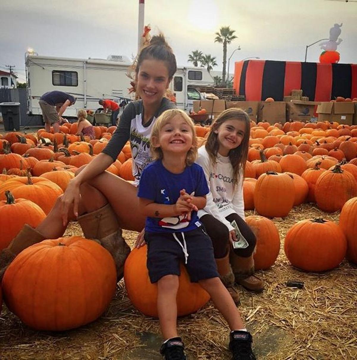 Alessandra Ambrosio celebra Halloween con sus hijos
