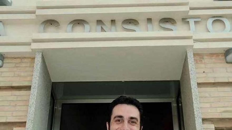 El alcalde, frente a la fachada principal de la Casa Consistorial