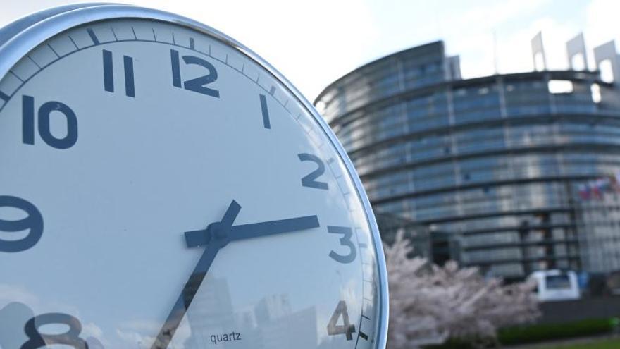 Un reloj frente al Parlamento Europeo.