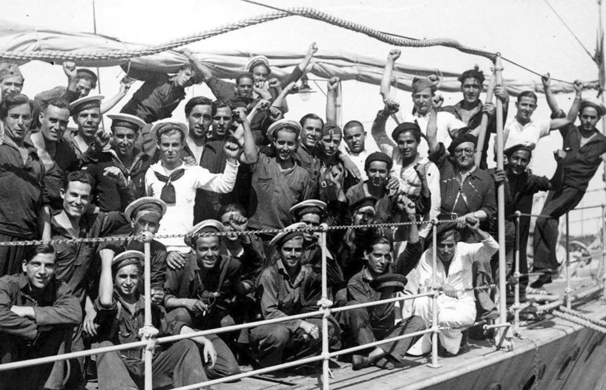 Mit erhobenen Fäusten: Mitglieder der Bayo-Expedition vor ihrer Ankunft auf Mallorca. |