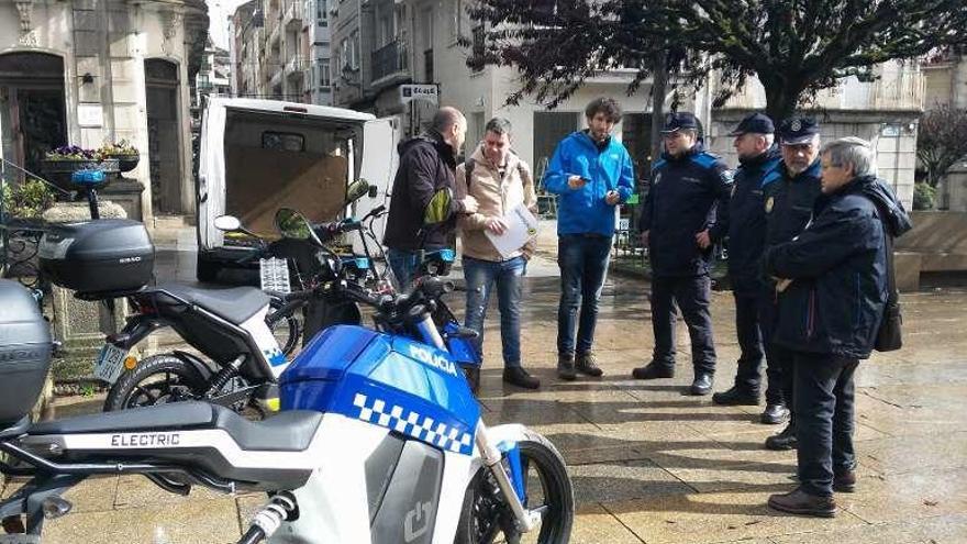 Muestra de estas motos, ayer, en la Plaza Mayor. // FdV