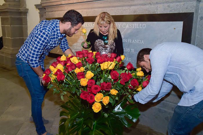 Ofrenda floral a León y Castillo en la catedral