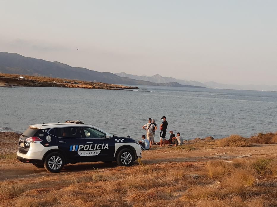 Tripulantes de una patera tras llegar a la playa de El Rafal, en La Marina de Cope.