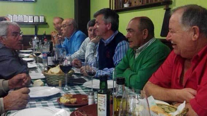 Festejo por la &quot;caída de villa&quot;. Un grupo formado por 18 antiguos dirigentes y militantes del SOMA y del PSOE organizaron hace unos días una comida en el restaurante El Hórreo de Pola de Laviana para celebrar la &quot;caída de Villa&quot;. En la foto, un momento del almuerzo, con Laudelino Campelo, tercero por la derecha, y Belarmino García Noval, segundo (ambos antiguos &quot;números dos&quot; de la central minera).