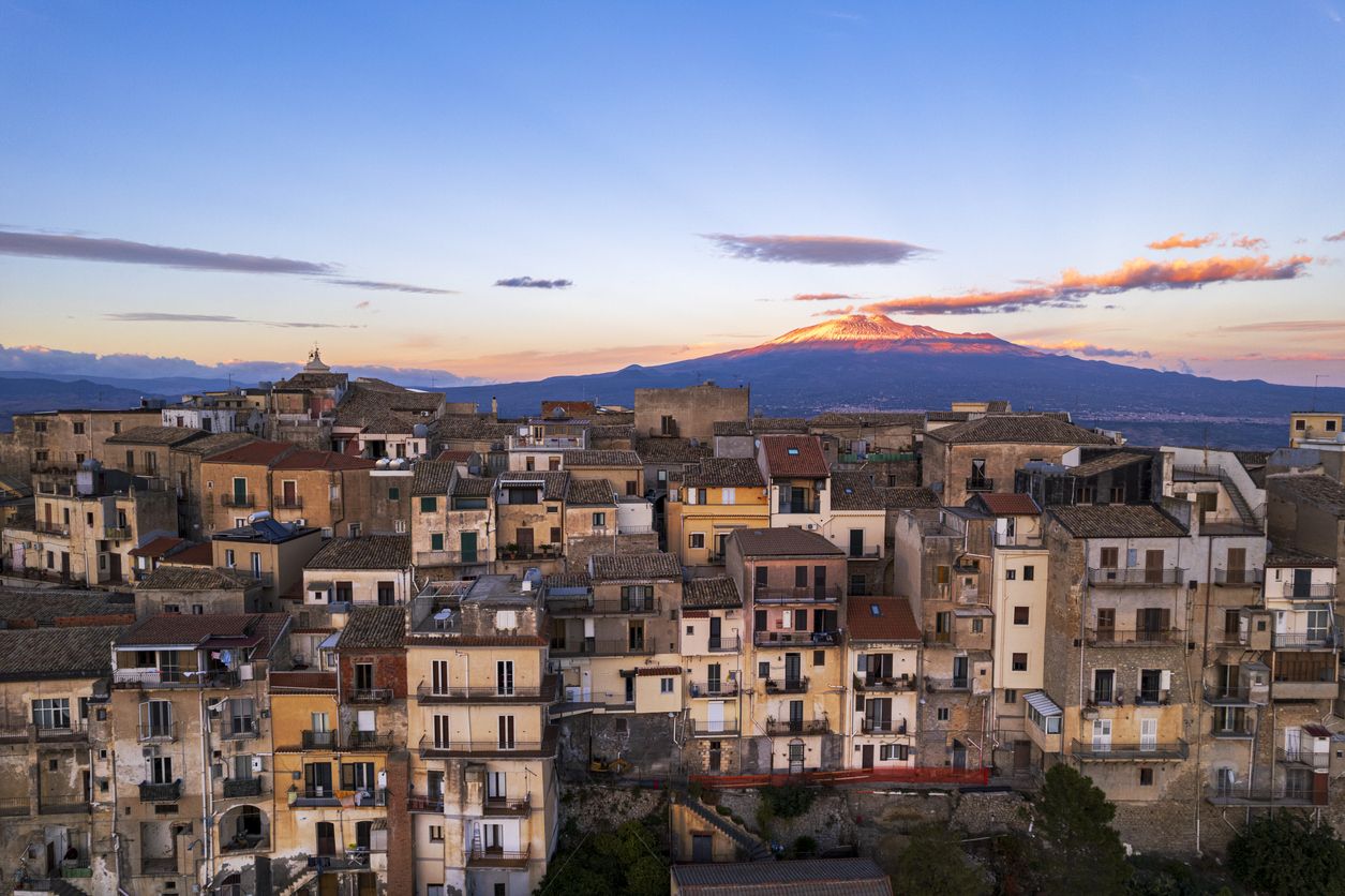 El Monte Etna y el pueblo de Centuripe al atardecer, Sicilia