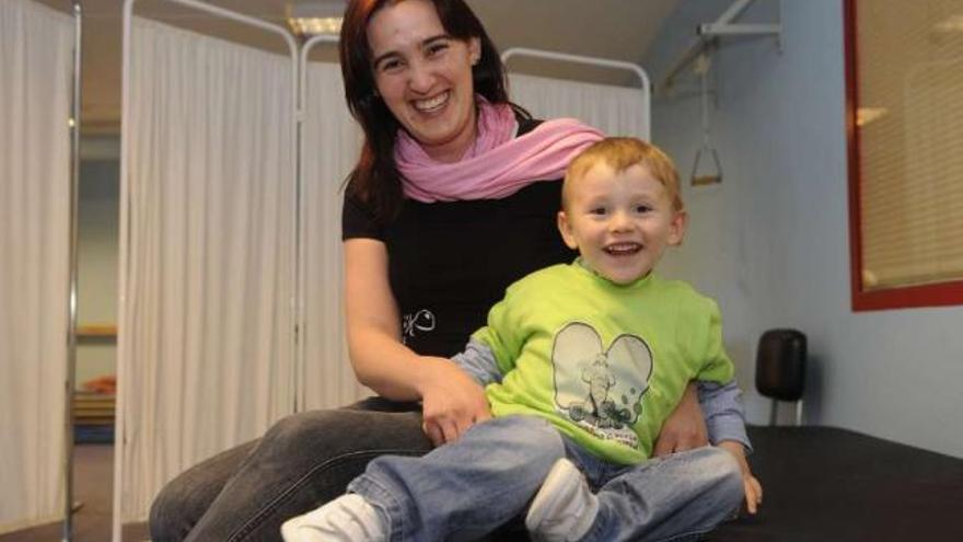Sara Lagoa con su hijo, de cuatro años, que padece fibrosis quística. / carlos pardellas