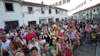 Comienza la feria de Villanueva del Duque: una multitud de vecinos recibe a la Virgen de Guía