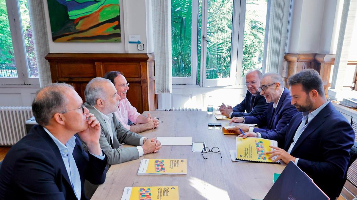 Representantes del PP y la Cámara de Comercio de Oviedo, reunidos este viernes.