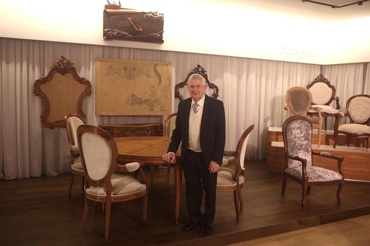 Cándido Hermida, junto a varios primeros muebles que elaboró.