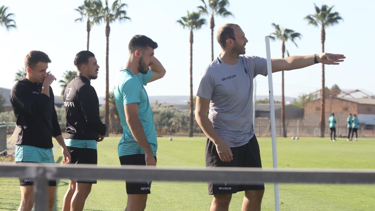 Puga, Viedma y Ekaitz trabajan con el recuperador, Poveda, en la sesión de hoy en la Ciudad Deportiva.