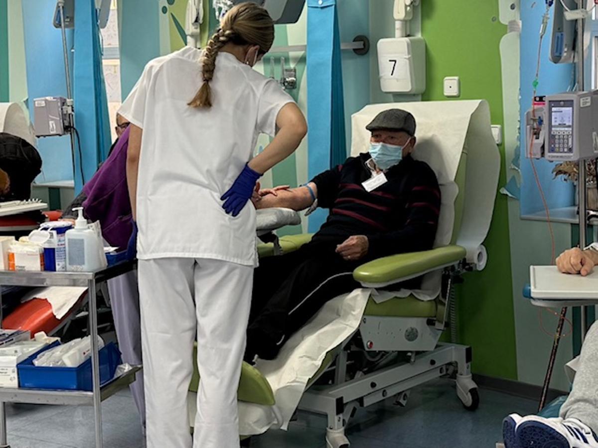 Un paciente recibe un tratamiento oncológico en el hospital.