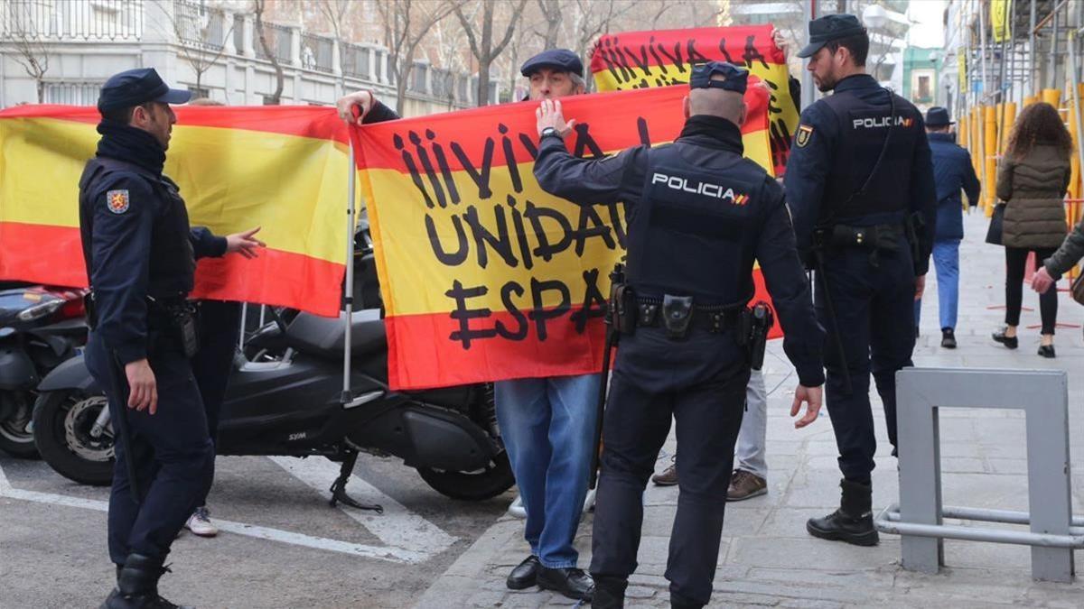 Concentrados con banderas españolas ante el Tribunal Supremo.