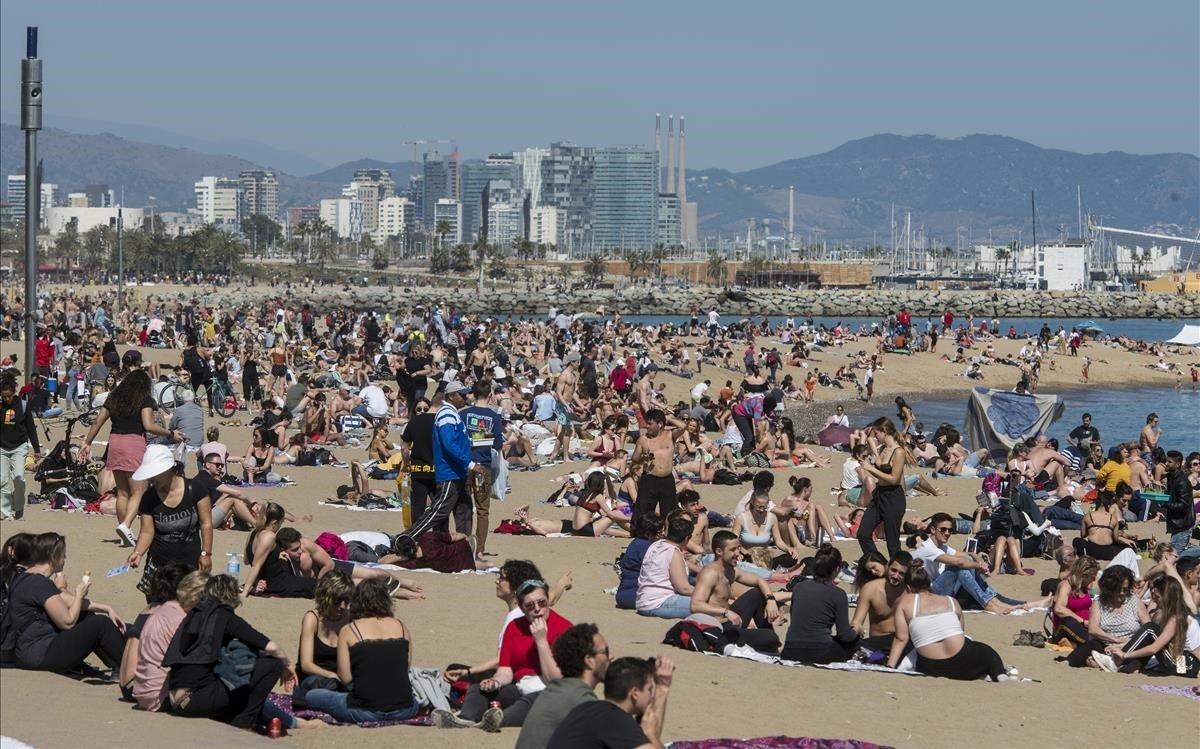 La playa de la Barceloneta, abarrotada.